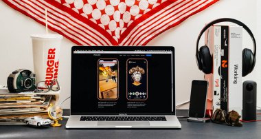 Londra, İngiltere - 13 Eylül, 2018: Yaratıcı masasında Safari tarayıcı ile Apple bilgisayarlar Web sitesi en son iphone Xr smartphone ile belgili tanımlık yeni telefon gerçekte Augumented vitrine Macbook Pro dizüstü bilgisayar