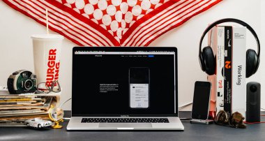 Londra, İngiltere - 13 Eylül, 2018: Yaratıcı masasında Safari tarayıcı ile Apple bilgisayarlar Web sitesi en son iphone Xr akıllı telefon apple mağazaları ve online ödeme ile vitrine Macbook Pro dizüstü bilgisayar