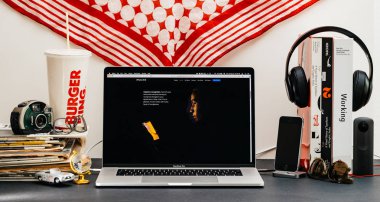 Londra, İngiltere - 13 Eylül, 2018: Yaratıcı masasında Safari tarayıcı ile Apple bilgisayarlar Web sitesi en son iphone Xr smartphone adaptif tanıma yüz kimliği ile vitrine Macbook Pro dizüstü bilgisayar