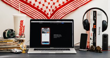 Londra, İngiltere - 13 Eylül, 2018: Yaratıcı masasında Safari tarayıcı ile Apple bilgisayarlar Web sitesi en son iphone Xr akıllı telefon Apple Pay ile vitrine Macbook Pro dizüstü bilgisayar 