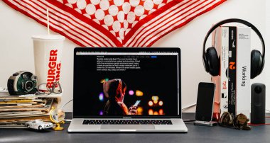 Londra, İngiltere - 13 Eylül, 2018: Safari tarayıcı ile yaratıcı oda masaya Macbook Pro dizüstü vitrine Apple bilgisayarlar Web sitesi en son iphone Xr smartphone ile su ve sut resist