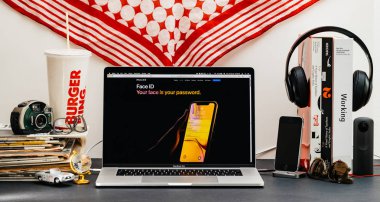Londra, İngiltere - 13 Eylül, 2018: Yaratıcı oda tablo Macbook Pro dizüstü vitrine Apple bilgisayarlar Web sitesi en son iphone Xr Smartphone cep telefonu ile yüz kimliği ile Safari kaş ile yüzünü paroladır