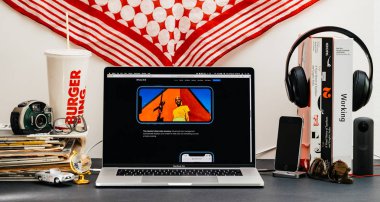 Londra, İngiltere - 13 Eylül, 2018: Yaratıcı masasında Safari tarayıcı ile Apple bilgisayarlar Web sitesi en son iphone Xr smartphone endüstri en iyi renk doğruluğu ile vitrine Macbook Pro dizüstü bilgisayar