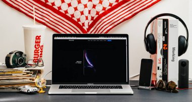 Londra, İngiltere - 13 Eylül, 2018: Yaratıcı masasında Safari tarayıcı ile Apple bilgisayarlar Web sitesi en son iphone Xs smartphone ile vitrine Macbook Pro dizüstü bilgisayar 