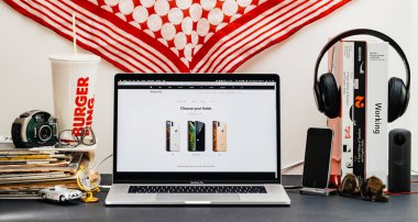 Londra, İngiltere - 13 Eylül, 2018: Safari tarayıcı ile yaratıcı oda masaya Macbook Pro dizüstü vitrine Apple bilgisayarlar Web sitesi en son iphone Xs smartphone ile bitiş renk seçin