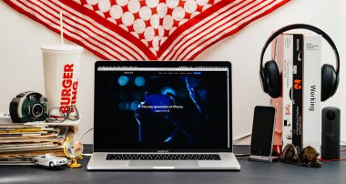 Londra, İngiltere - 13 Eylül, 2018: Yaratıcı masasında Safari tarayıcı ile Apple bilgisayarlar Web sitesi en son iphone Xs smartphone yeni nesil iphone ile vitrine Macbook Pro dizüstü bilgisayar
