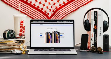 Londra, İngiltere - 13 Eylül, 2018: Safari tarayıcı ile yaratıcı oda masaya Apple bilgisayarlar Web sitesi en son iphone Xs smartphone mesaj ile vitrine Macbook Pro dizüstü bilgisayar geliyor