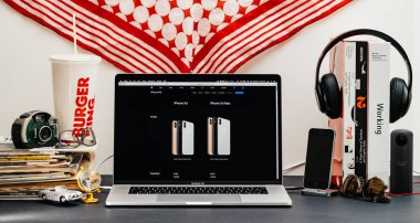 Londra, İngiltere - 13 Eylül, 2018: Macbook Pro dizüstü vitrine Apple bilgisayarlar Web sitesi en son iphone Xs Smartphone cep telefonu ile Safari tarayıcı ile yaratıcı masası karşılaştırmak Xs ile maksimum