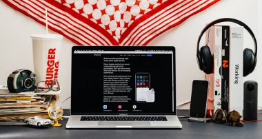 Londra, İngiltere - 13 Eylül, 2018: Yaratıcı masasında Safari tarayıcı ile Apple bilgisayarlar Web sitesi en son iphone Xs akıllı telefon Apple ekosistem ürünleri ile vitrine Macbook Pro dizüstü bilgisayar