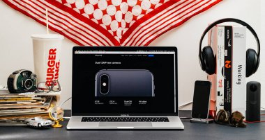 Londra, İngiltere - 13 Eylül, 2018: Yaratıcı masasında Safari tarayıcı ile Apple bilgisayarlar Web sitesi en son iphone Xs smartphone ile çift 12 mp arka kamera vitrine Macbook Pro dizüstü bilgisayar
