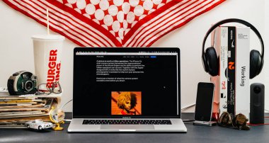 Londra, İngiltere - 13 Eylül, 2018: Yaratıcı masasında Safari tarayıcı ile Apple bilgisayarlar Web sitesi en son iphone Xs smartphone çift kamera özellikleri ile vitrine Macbook Pro dizüstü bilgisayar