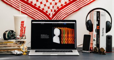 Londra, İngiltere - 13 Eylül, 2018: Yaratıcı masasında Safari tarayıcı ile Apple bilgisayarlar Web sitesi en son iphone Xs smartphone ile deepth maping vitrine Macbook Pro dizüstü bilgisayar