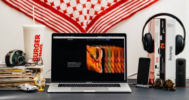 Londra, İngiltere - 13 Eylül, 2018: Yaratıcı masasında Safari tarayıcı ile Apple bilgisayarlar Web sitesi en son iphone Xs smartphone ile yüz landmarking vitrine Macbook Pro dizüstü bilgisayar
