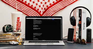 Londra, İngiltere - 13 Eylül, 2018: Yaratıcı masasında Safari tarayıcı ile Apple bilgisayarlar Web sitesi en son iphone Xs smartphone A12 biyonik çip özellikleri ile vitrine Macbook Pro dizüstü bilgisayar