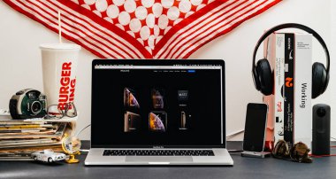 Londra, İngiltere - 13 Eylül, 2018: Safari tarayıcı ile yaratıcı oda masaya Macbook Pro dizüstü Apple bilgisayarlar Web sitesi en son iphone Xs smartphone general ile vitrine fotoğraf gözlük.