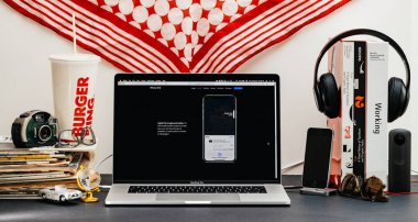 Londra, İngiltere - 13 Eylül, 2018: Safari tarayıcı ile yaratıcı oda masaya Macbook Pro dizüstü Apple bilgisayarlar Web sitesi en son iphone Xs akıllı telefon apple ile vitrine ödemek online apps