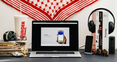 Londra, İngiltere - 13 Eylül, 2018: Yaratıcı masasında Safari tarayıcı ile Apple bilgisayarlar Web sitesi en son iphone Xs akıllı telefon Apple Pay ile vitrine Macbook Pro dizüstü bilgisayar