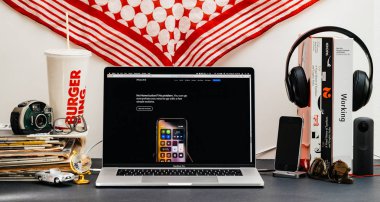 Londra, İngiltere - 13 Eylül, 2018: Yaratıcı masasında Safari tarayıcı ile Apple bilgisayarlar Web sitesi en son iphone Xs smartphone hiçbir ev düğme ile vitrine Macbook Pro dizüstü bilgisayar