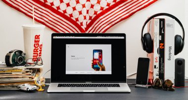 Londra, İngiltere - 13 Eylül, 2018: Safari tarayıcı ile yaratıcı oda masaya Macbook Pro dizüstü vitrine Apple bilgisayarlar Web sitesi en son iphone Xs smartphone eylemleri ile basın parmakları ile