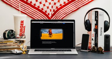 Londra, İngiltere - 13 Eylül, 2018: Yaratıcı oda tablo ile Safari kaş sektöründe en iyi renk doğruluğu ile Macbook Pro dizüstü vitrine Apple bilgisayarlar Web sitesi en son iphone üzerinde Xs açın