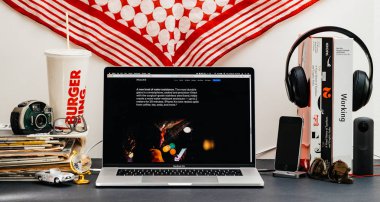 Londra, İngiltere - 13 Eylül, 2018: Safari tarayıcı ile yaratıcı oda tabloyu açın Macbook Pro dizüstü vitrine Apple bilgisayarlar Web sitesi en son iphone üzerinde Xs ile su direnci