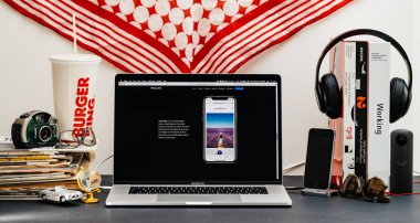 Londra, İngiltere - 13 Eylül, 2018: Safari tarayıcı ile yaratıcı oda tabloyu açın Macbook Pro dizüstü vitrine Apple bilgisayarlar Web sitesi en son iphone üzerinde Xs gerçek sesi özellikleri ile