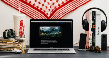 Londra, İngiltere - 13 Eylül, 2018: Safari tarayıcı ile yaratıcı oda tabloyu açın Macbook Pro dizüstü vitrine Apple bilgisayarlar Web sitesi en son iphone üzerinde Xs Hdr10 ve daha geniş stereo ses ile
