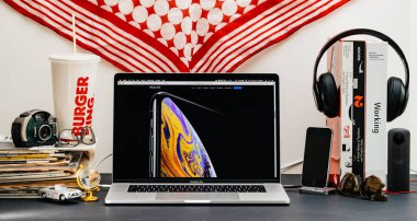 Londra, İngiltere - 13 Eylül, 2018: Safari tarayıcı ile yaratıcı oda tabloyu açın Macbook Pro dizüstü vitrine Apple bilgisayarlar Web sitesi en son iPhone Xs ile desctope ev resim sıvı retina