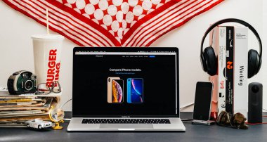 Londra, İngiltere - 13 Eylül, 2018: Safari tarayıcı ile yaratıcı oda tabloyu açın Xs ile karşılaştırmak için başka bir telefon Macbook Pro dizüstü vitrine Apple bilgisayarlar Web sitesi en son iphone üzerinde