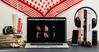 Londra, İngiltere - 13 Eylül, 2018: Safari tarayıcı ile yaratıcı oda tabloyu açın Macbook Pro dizüstü vitrine Apple bilgisayarlar Web sitesi en son iPhone Xs ile tüm özellikleri fotoğrafları