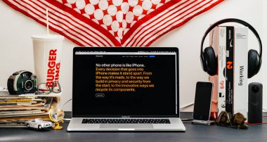 Londra, İngiltere - 13 Eylül, 2018: Yaratıcı oda ile Safari kaş Apple bilgisayarlar Web sitesi en son iphone Xs mesaj ile vitrine Macbook Pro dizüstü bilgisayarda açık başka iphone gibi tablodur