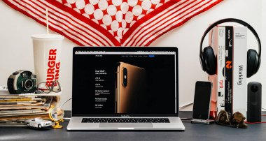 Londra, İngiltere - 13 Eylül, 2018: Safari tarayıcı ile yaratıcı oda tabloyu açın Macbook Pro dizüstü vitrine Apple bilgisayarlar Web sitesi en son iPhone Xs ile çift kamera özellikleri