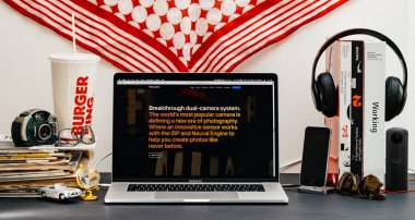 Londra, İngiltere - 13 Eylül, 2018: Safari tarayıcı açık Macbook Pro dizüstü vitrine Apple bilgisayarlar Web sitesi en son iPhone Xs ile çift kamera sistemi ile yaratıcı masası reklam