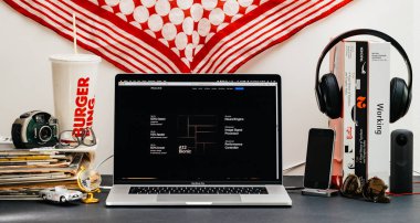 Londra, İngiltere - 13 Eylül, 2018: Safari tarayıcı ile yaratıcı oda tabloyu açın Macbook Pro dizüstü vitrine Apple bilgisayarlar Web sitesi en son iphone üzerinde Xs ile 12 biyonik küçük parça