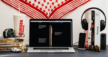 Londra, İngiltere - 13 Eylül, 2018: Yaratıcı oda tablo ile Safari kaş cerrahi sınıf Paslanmaz çelik ile Apple bilgisayarlar Web sitesi en son iphone Xs vitrine Macbook Pro dizüstü bilgisayarda açık