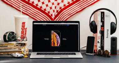 Londra, İngiltere - 13 Eylül, 2018: Safari tarayıcı ile yaratıcı masası Apple bilgisayarlar Web sitesi en son iphone Xs vitrine Macbook Pro dizüstü bilgisayarda açın ve Xs Max büyüklüğünü görüntüle
