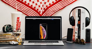 Londra, İngiltere - 13 Eylül, 2018: Safari tarayıcı ile yaratıcı oda tabloyu açın Macbook Pro dizüstü vitrine Apple bilgisayarlar Web sitesi en son iphone Xs ve Xs Max