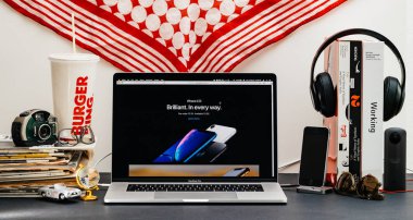 Londra, İngiltere - 13 Eylül, 2018: Safari tarayıcı ile yaratıcı oda tabloyu açın Macbook Pro dizüstü vitrine Apple bilgisayarlar Web sitesi en son iphone üzerinde X ile sıvı Retina parlak