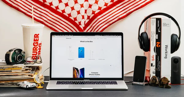 Londra, İngiltere - 13 Eylül, 2018: Safari tarayıcı ile yaratıcı oda masaya Macbook Pro dizüstü vitrine Apple bilgisayarlar Web sitesi en son iphone Xr smartphone ile whats kutu mavi bitirmek