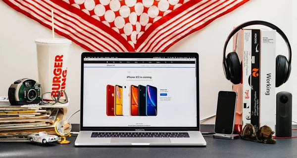 Londra, İngiltere - 13 Eylül, 2018: Yaratıcı masasında Safari tarayıcı ile Apple bilgisayarlar Web sitesi en son iphone Xr smartphone ile çok sayıda renk vitrine Macbook Pro dizüstü bilgisayar