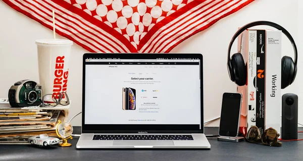 Londra, İngiltere - 13 Eylül, 2018: Yaratıcı masasında Safari tarayıcı ile Macbook Pro dizüstü vitrine Apple bilgisayarlar Web sitesi en son iphone Xs smartphone ile ön sipariş sırasında taşıyıcı seçin