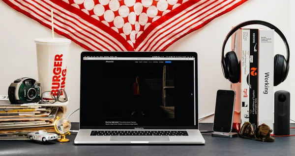 London Sep 2018 Creative Room Table Safari Browser Macbook Pro — Stock Photo, Image