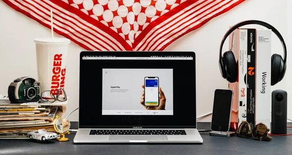 London Sep 2018 Creative Room Table Safari Browser Macbook Pro — Stock Photo, Image