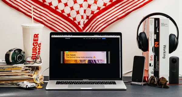 Londra, İngiltere - 13 Eylül, 2018: Safari tarayıcı ile yaratıcı oda tabloyu açın Macbook Pro dizüstü vitrine Apple bilgisayarlar Web sitesi en son iPhone Xs ile unlock iletileri