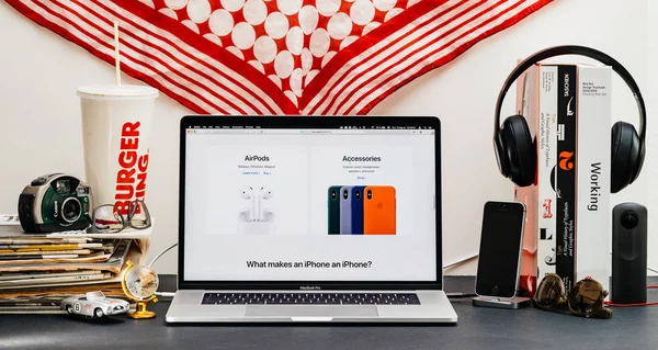 2018年9月13日 创意室表与 Safari 浏览器打开在 Macbook Pro 笔记本电脑展示苹果电脑网站最新 Airpods 耳机及配件 — 图库照片