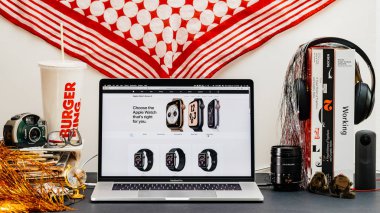 Londra, İngiltere - 13 Eylül, 2018: Yaratıcı oda masaya Macbook Pro dizüstü vitrine Apple bilgisayarlar Web sitesi en son Apple Watch serisi 4 ile Safari kaş seçmek sizin için en doğru saati
