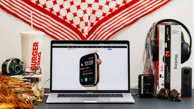 Londra, İngiltere - 13 Eylül, 2018: Yaratıcı masasında Safari tarayıcı ile Apple bilgisayarlar Web sitesi en son Apple Watch serisi 4 seyretmek yüz ile çeşitli komplikasyonlar widget vitrine Macbook Pro dizüstü bilgisayar