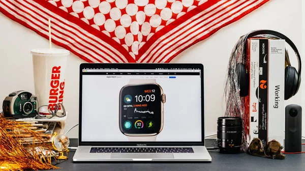 Londra, İngiltere - 13 Eylül, 2018: Yaratıcı masasında Safari tarayıcı ile Apple bilgisayarlar Web sitesi en son Apple Watch serisi 4 seyretmek yüz ile çeşitli komplikasyonlar widget vitrine Macbook Pro dizüstü bilgisayar