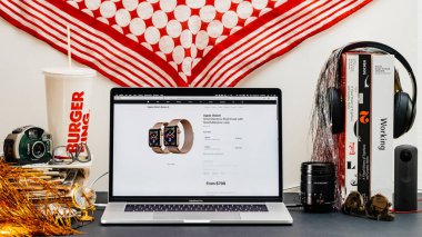 Londra, İngiltere - 13 Eylül, 2018: Yaratıcı masasında Safari tarayıcı ile Macbook Pro dizüstü Apple bilgisayarlar Web sitesi en son Apple Watch serisi 4 vitrine altın saat ve daha fazla 700 YTL dolar fiyatı