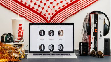 Londra, İngiltere - 13 Eylül, 2018: Yaratıcı masasında Safari tarayıcı ile Apple bilgisayarlar Web sitesi en son Apple Watch serisi 4 spor vatch varyasyonları vitrine Macbook Pro dizüstü bilgisayar